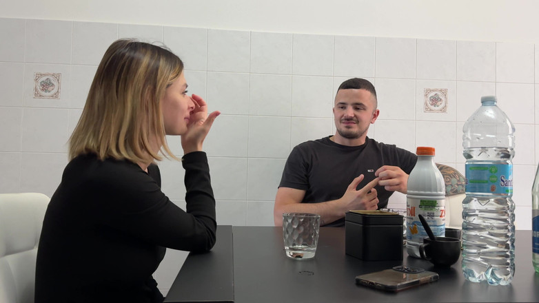 Tommy e Annika: 금발의 색녀광은 물을 가져다주는 택배원에게 줄 팁이 없어 그에게 커피를 권하고 입으로 해줍니다