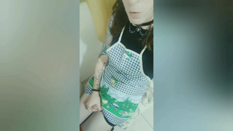 Sissy Aniya: Sissy Aniya - suri rumah Tgirl dalam pakaian dan Apron