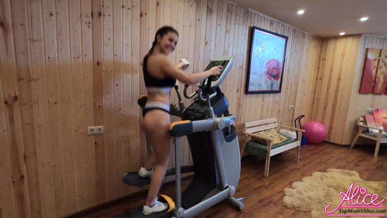 Alice KellyXXX: Latihan awek atletik berbogel - erotika lembut