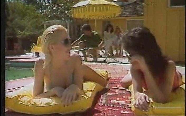 Old Good Porn: Le ragazze calde si divertono mentre succhiano un enorme palo...