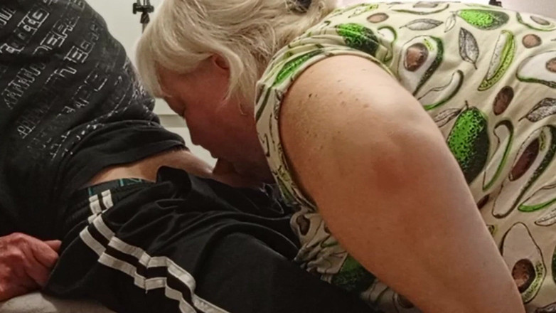 Zona901: Üvey annem ağzına boşalmam için bana sakso çekiyor