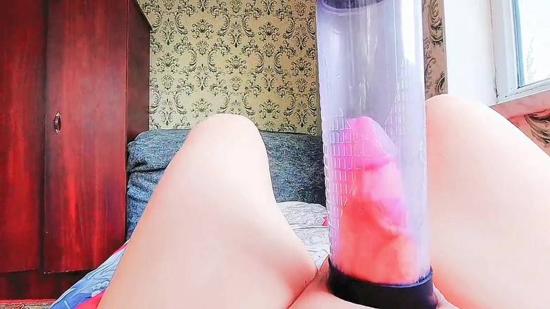 Kitty_Cross: 可爱的变性人女孩对着镜头吹箫