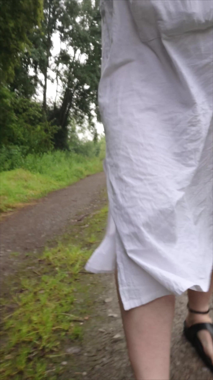 Footfetish: Spaziergang Im Weißen Kaftan Mit Nervigen Insekten