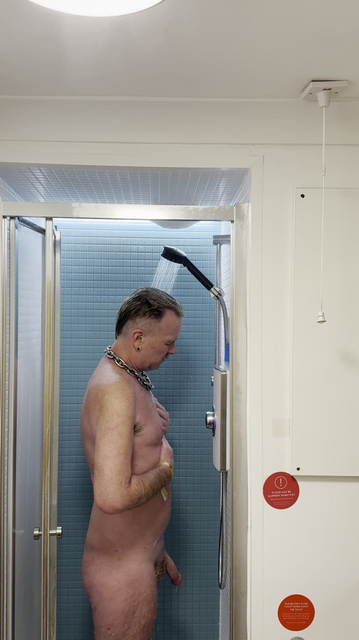 Sth hants hole: 샤워하는 버틀린스