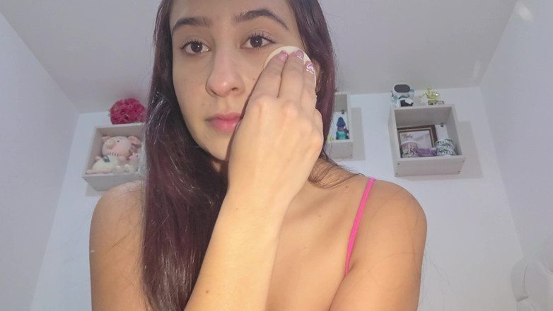 alexia twerk videos: 她教化妆，但她隐藏了一些东西