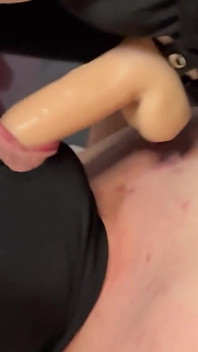 Am futut gâtul iubitului meu cu vibratorul legat