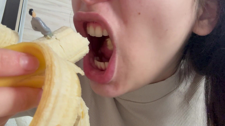 AmayaMori: Obryně macecha jí banán, ale vidí