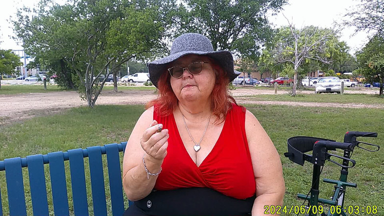 BBW nurse Vicki adventures with friends: Медсестра Вики курит в парке на скамейке, вся разодетая