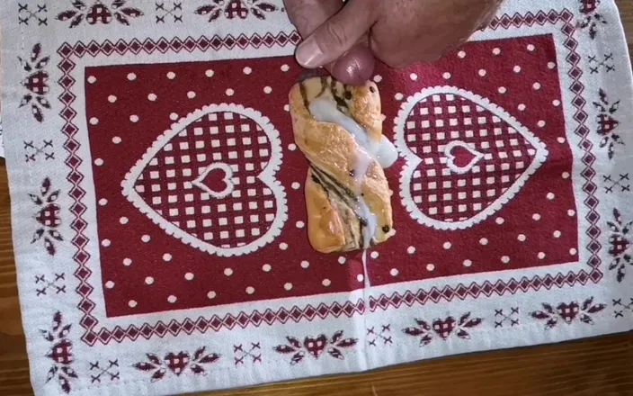 Cicci77: Cicci77 prepares breakfast with a sperm explosion!