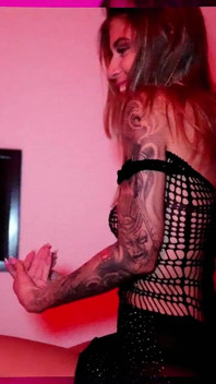 Perawat Pirang Dengan Vagina Merah Muda Memberi Pasiennya Blowjob Dalam Di Kantornya