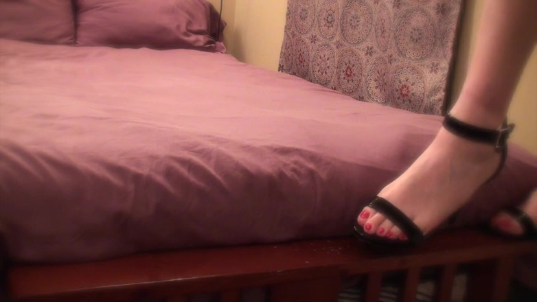 Kacy TGirl: Uctívání mých nohou otroka POV fetiš video