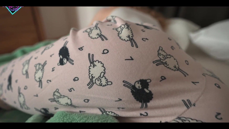 Karneli Bandi: Üvey erkek kardeşimin amcığımı sıvazlarken uyandım