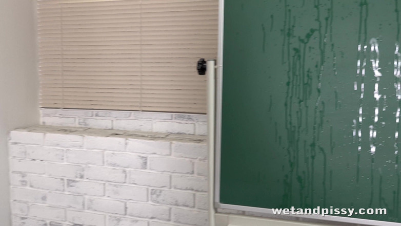 Puffy Network: Niegrzeczna nimfomanka przez wet and sikanie