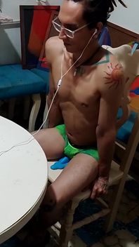 在假阳具上摆动：raba Erre Elle