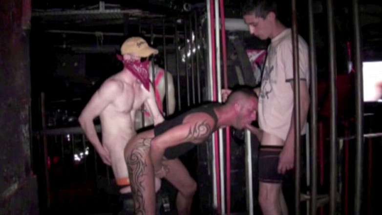 Discret Cruising sex: गे की सीधे बैकरूम में चुदाई