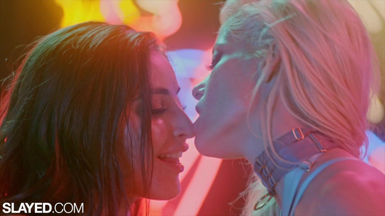 Slayed: Zabione soczyste panie Emily i Charlotte łapią się nawzajem