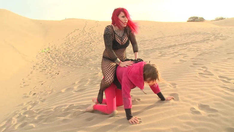 Hunterotic: Lesbian Dunes Pony ขี่ควยสุดขีด