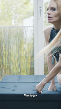Avusturyalı ateşli orta yaşlı seksi kadın anal seks yapıyor ve dölleniyor