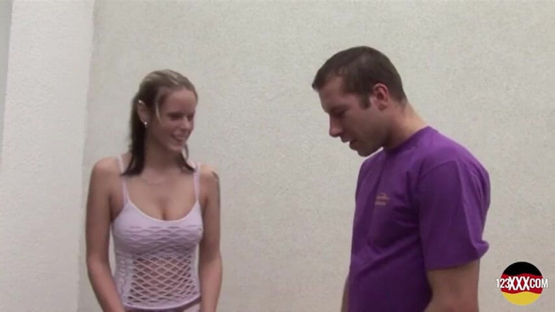 123XXX - 100% Amateurs: Она скачет на члене, она разбивает его за два