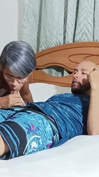 Adik tiriku suka banget ngeliat kontol ngacengku -100% spanyol.