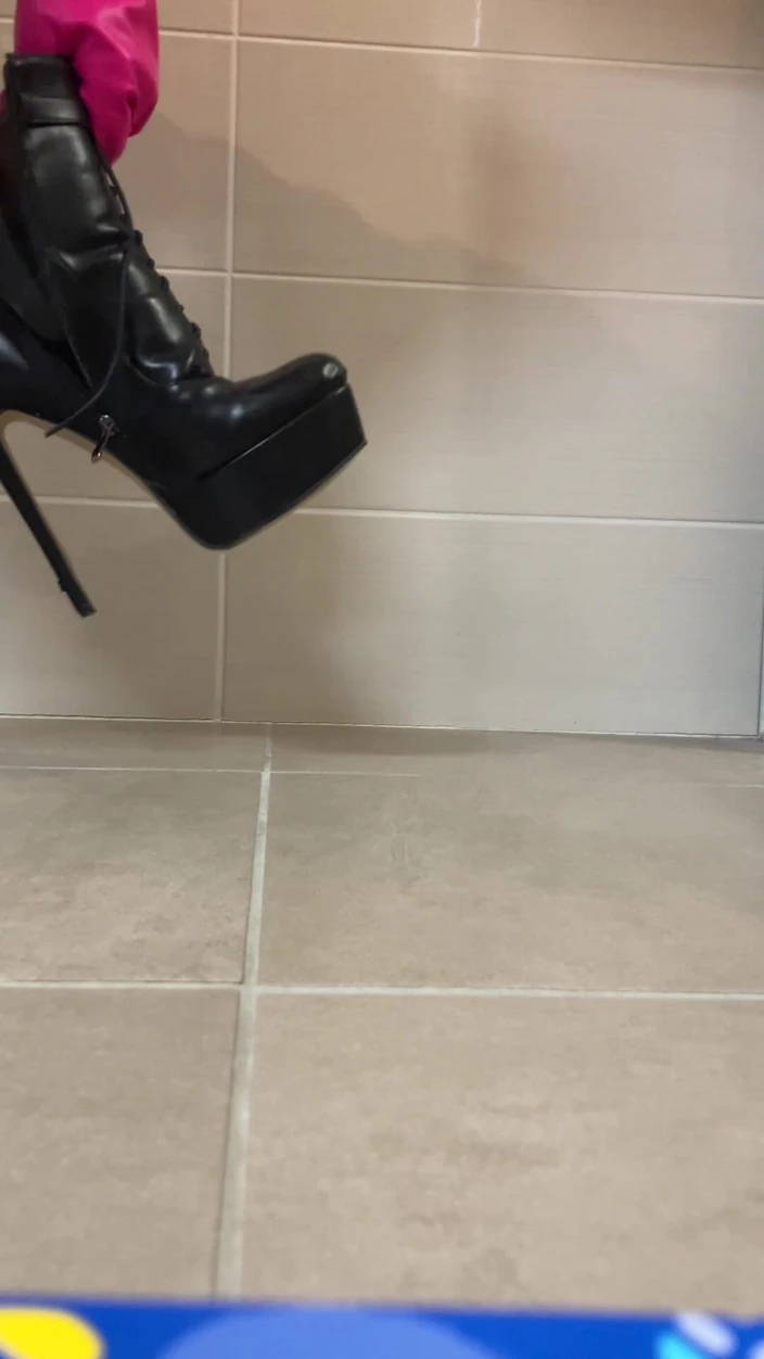 Celiasm: Latexstrumpa inkapslad i hög klack