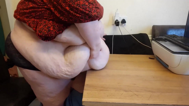 SSBBWLadyBrads: SSBBW - barriga bate em mesa com earthshakes