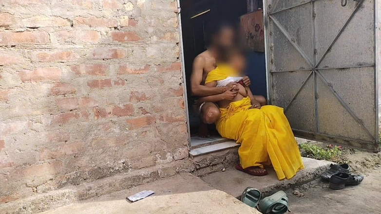 Fantacycutting: Casalinga indiana scopata all'aperto con il vicino cognato