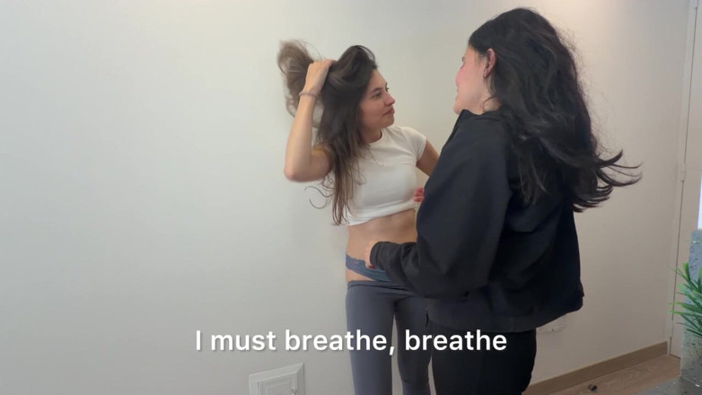 scarlettandc: 我们一边揉着紧身裤一边亲吻