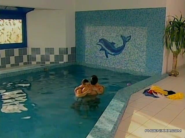 Phoenixxx: Futai în trei la piscină