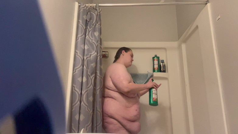 Fat Goddes: ashlil moti kutiya shaavar leti hai