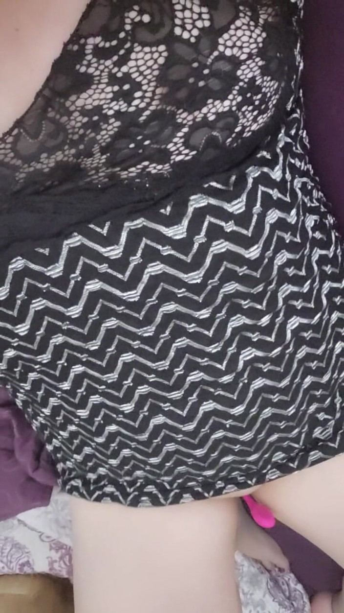 Dainty Deviant: L'arrapante miLF formosa lascia che un uomo anonimo controlli la...