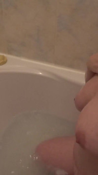 Lavar los senos jabonoso en el baño