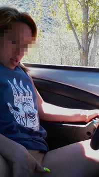 Ofer unui străin o muie în parcarea parcului