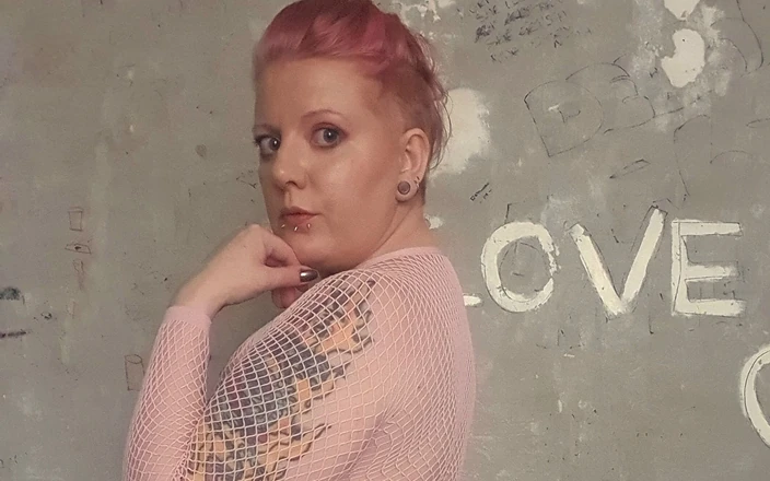 Insatiableme: 핑크 망사 드레스를 입은 Kay