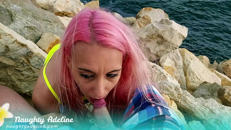 Naughty Adeline: Venkovní kouření u moře