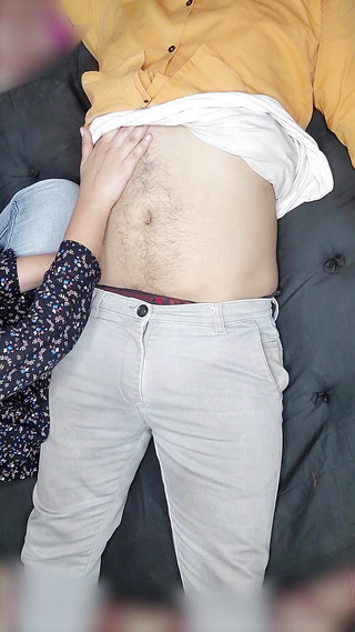 Vicky Thakur: 印度女孩摩擦男朋友的肚子 2