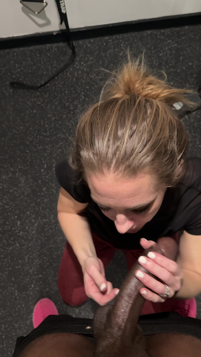 TrixieLove: Schneller hinterhältigen fitnessstudio-fick! BBC trainiert versaute MILf
