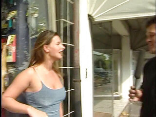 Lucky Cooch: Ohromující brunetka má rozhovor na ulici