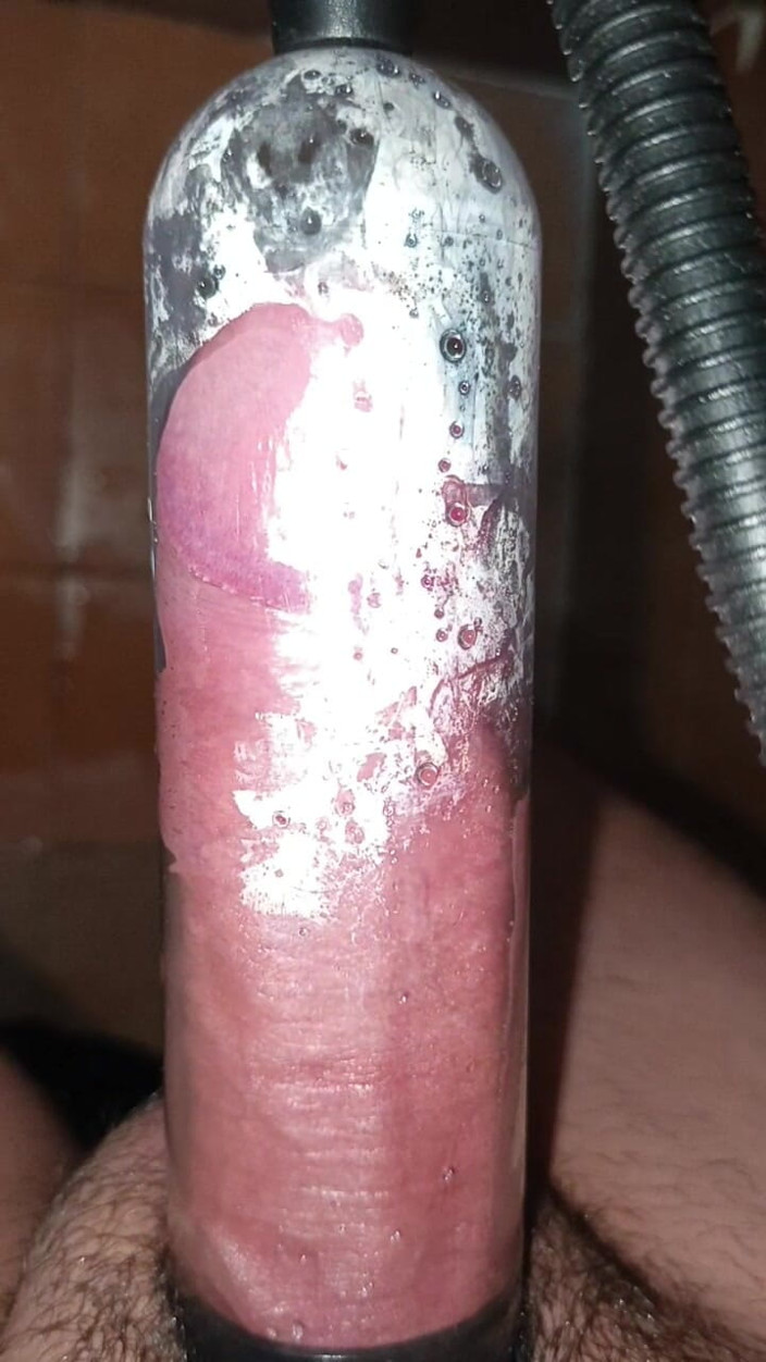 charlessteel: Une pompe à vide lente aspire mon pénis à sa taille maximale,...