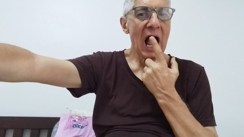 Big uncut hard cock: Tong toont neuk mijn grote pik