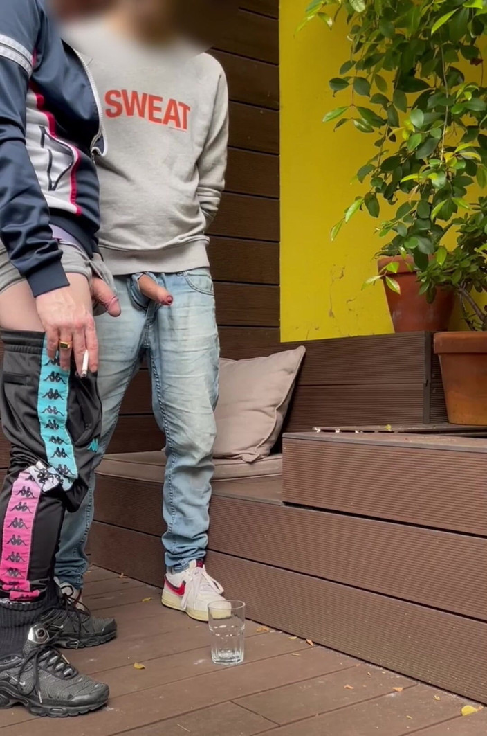 AmateurBoysPissing: 2 ragazzi provano a fare pipì in un bicchiere