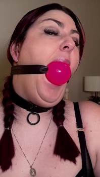 Ballgag di lacey: esibizione di devozione da parte di un sottomesso