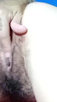 Tante semok latina lagi asik mainin memeknya yang berbulu dengan gaya doggy