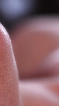 Ha fatto uno spettacolo di masturbazione sensuale di ragazza e di bel sesso che ha portato all'anale