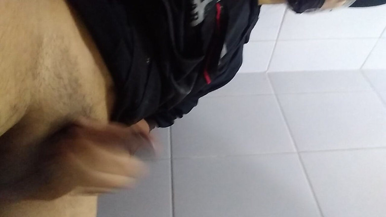 AlexAlejandro13: 남자가 욕실에 앉아 있다