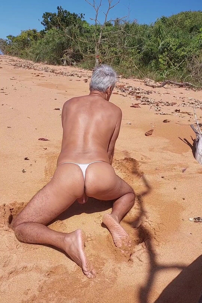 Ladysilvas: Ladysilva travestito che troia calda in mutandine sulla spiaggia
