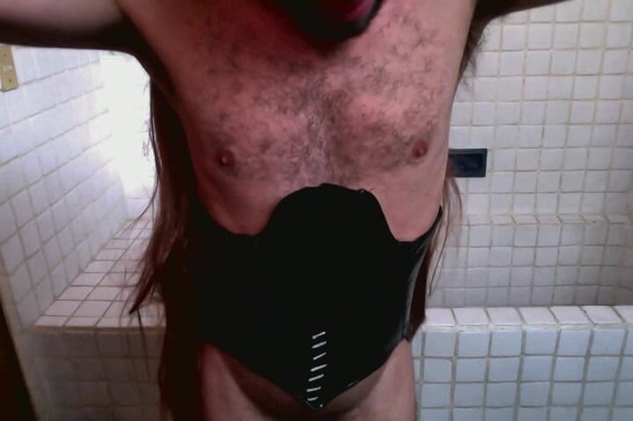 Demon Maniac 33: 화장실에서 개그볼을 사용하는 코르셋의 긴 머리 계집애