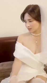 Modelmedia Asia - 웨딩 드레스를 입고 불륜을 저지른 무차별 신부
