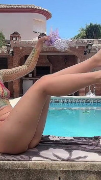Divertirsi con il bubble maker nella piscina vicina