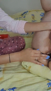 Kongkek dildo kaca dan handjob yang menakjubkan